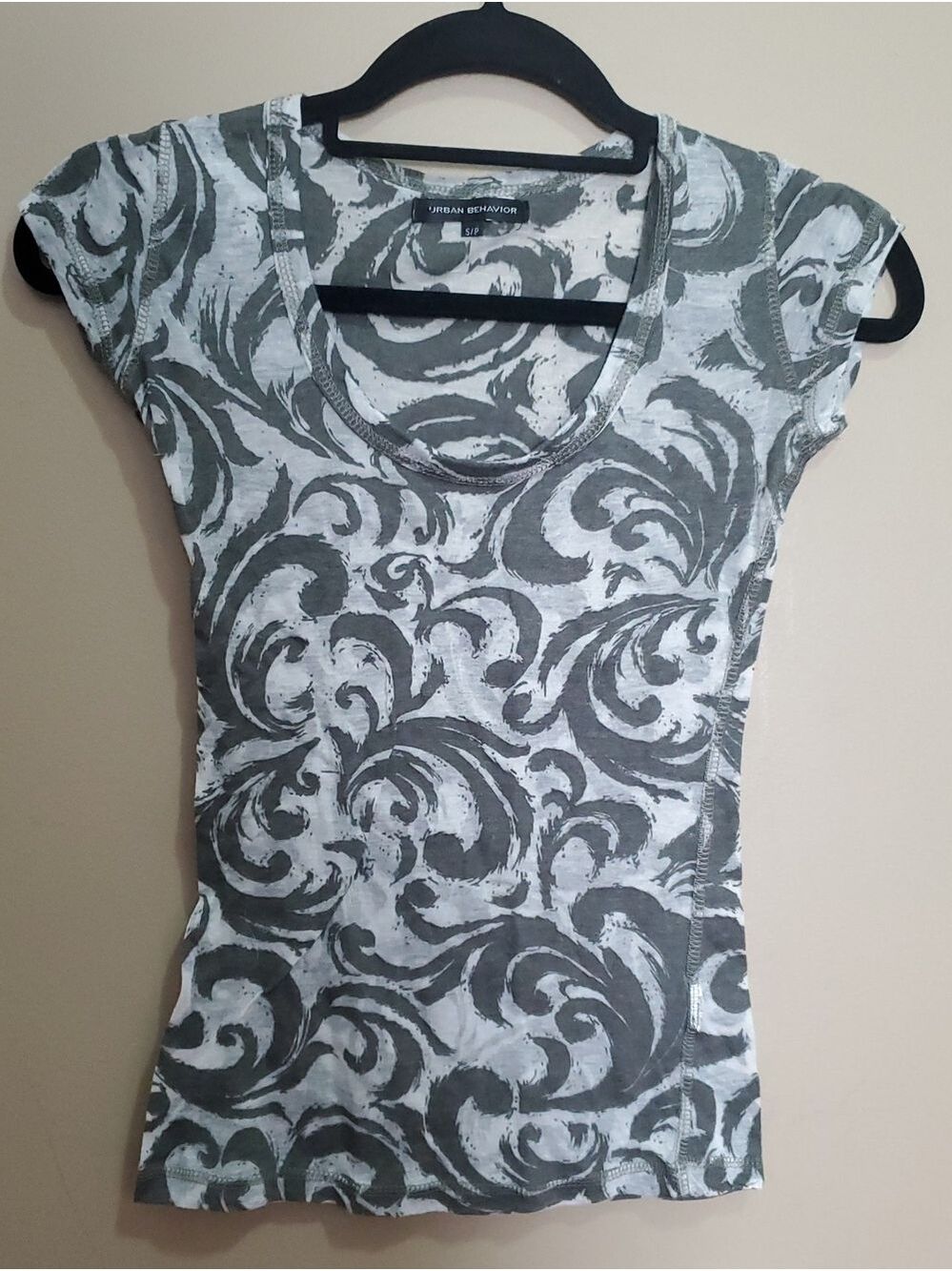 Urban Behavior Gray & White Scoop Neck Women's Tee Size Small